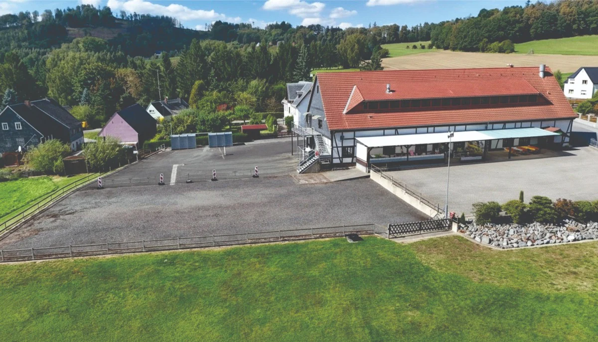 Parkplatz und Außenbereich