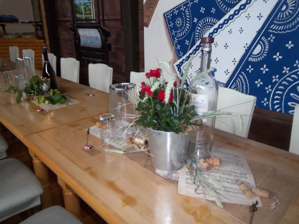 Festlich dekorierter Tisch im Saal