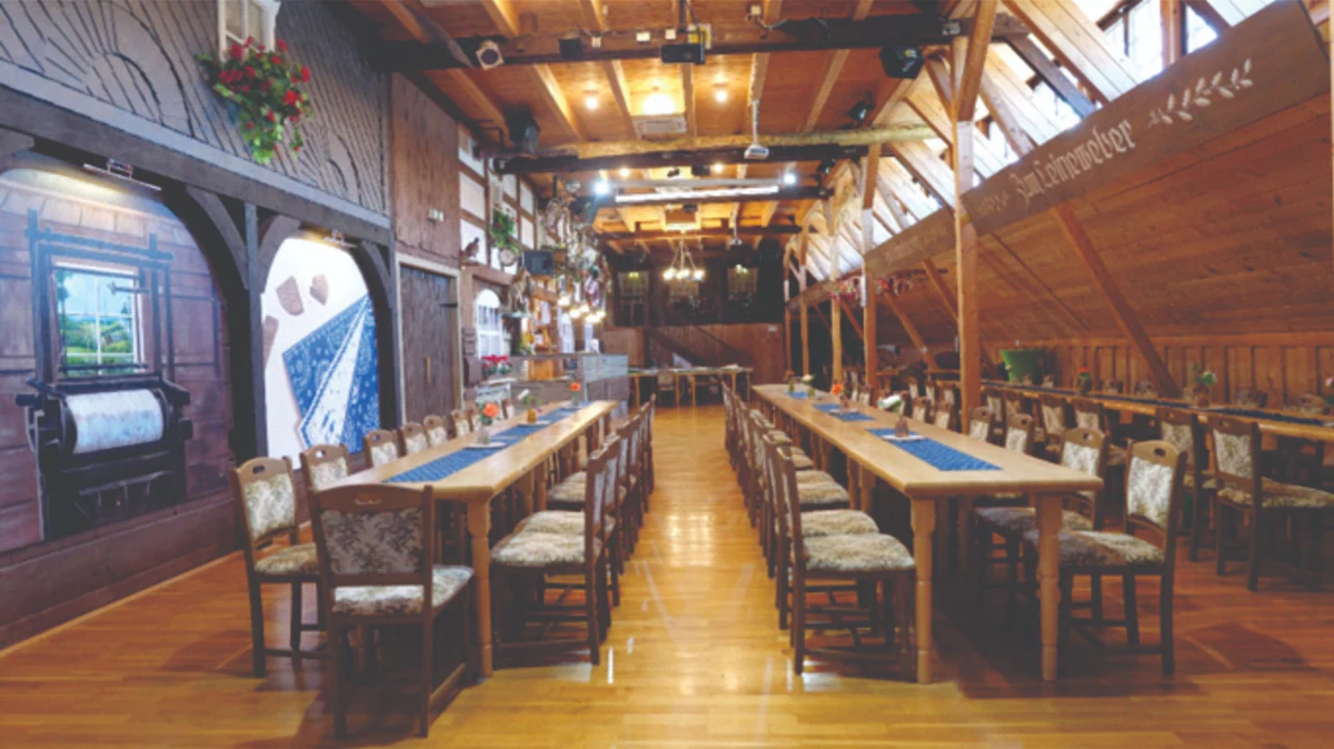 Großer Saal mit gedeckten Tischen