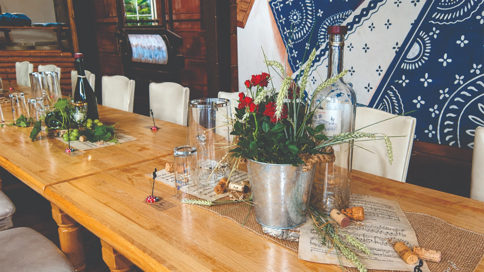 Dekorierte Tafel in der Sachsenlandhalle